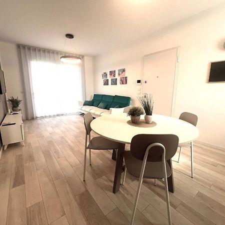 Sun Beach Residence Con Piscina - Piazza Brescia - Adria Holiday Jesolo - Family Apartments Bagian luar foto