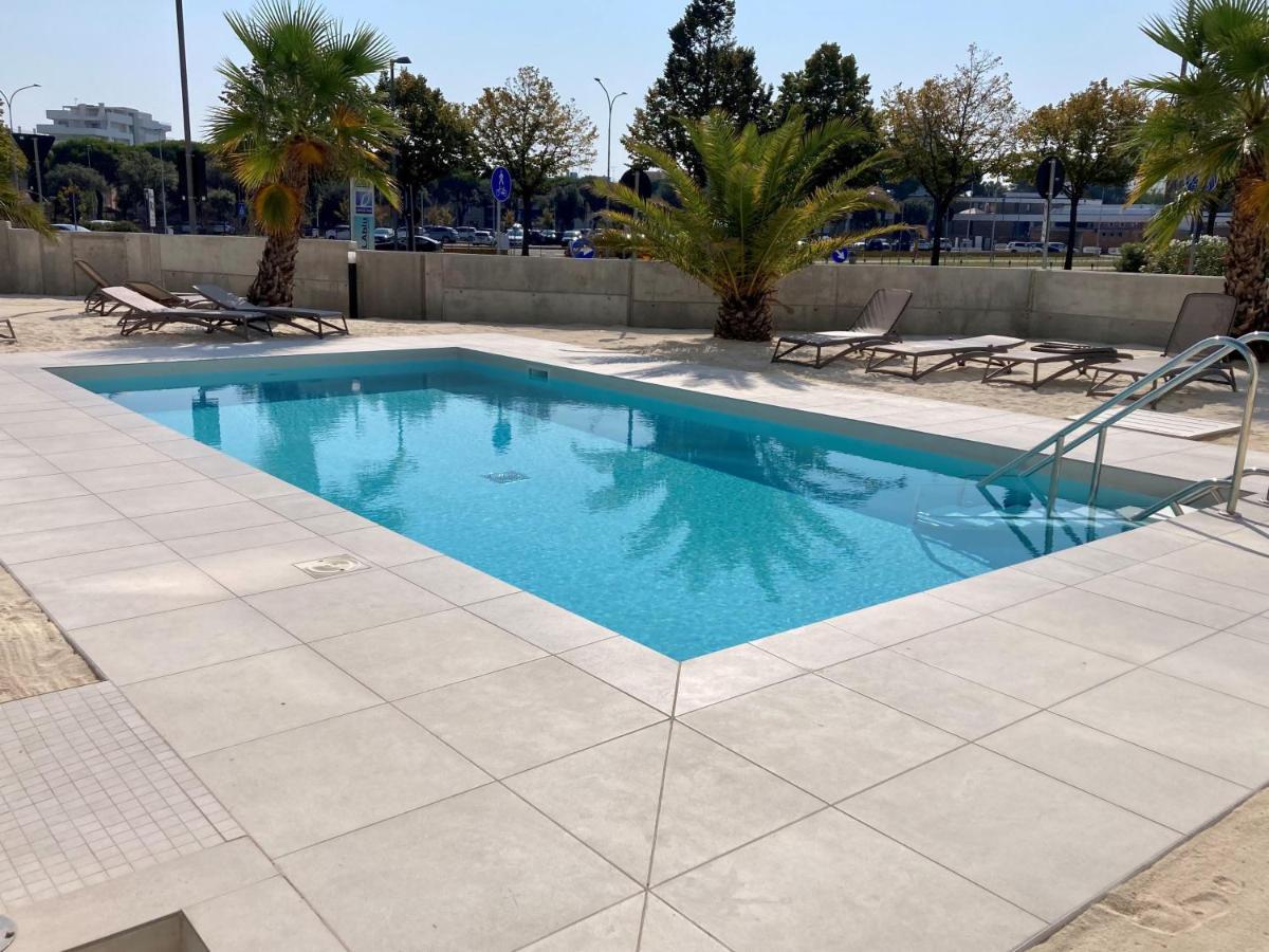 Sun Beach Residence Con Piscina - Piazza Brescia - Adria Holiday Jesolo - Family Apartments Bagian luar foto