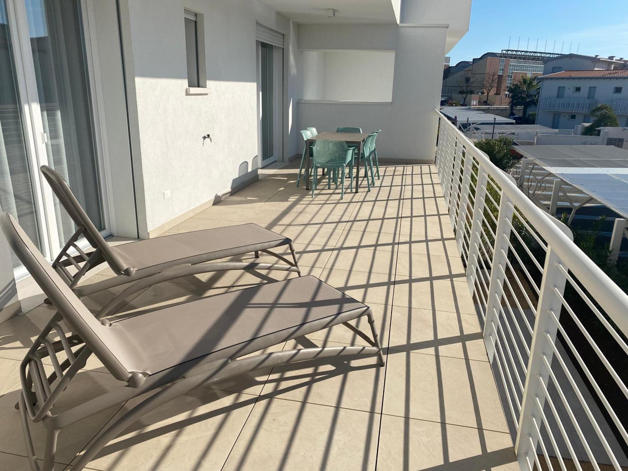 Sun Beach Residence Con Piscina - Piazza Brescia - Adria Holiday Jesolo - Family Apartments Ruang foto